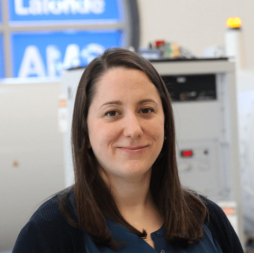 Sarah Murseli devant une machine SMA
