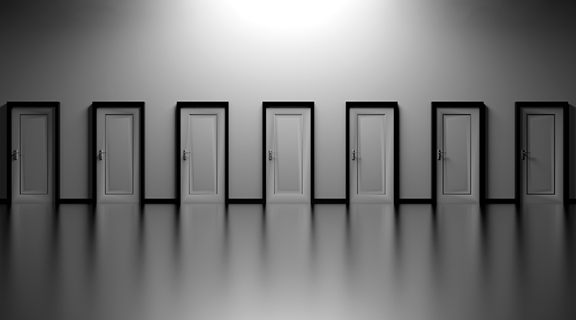 Une série de portes fermées.