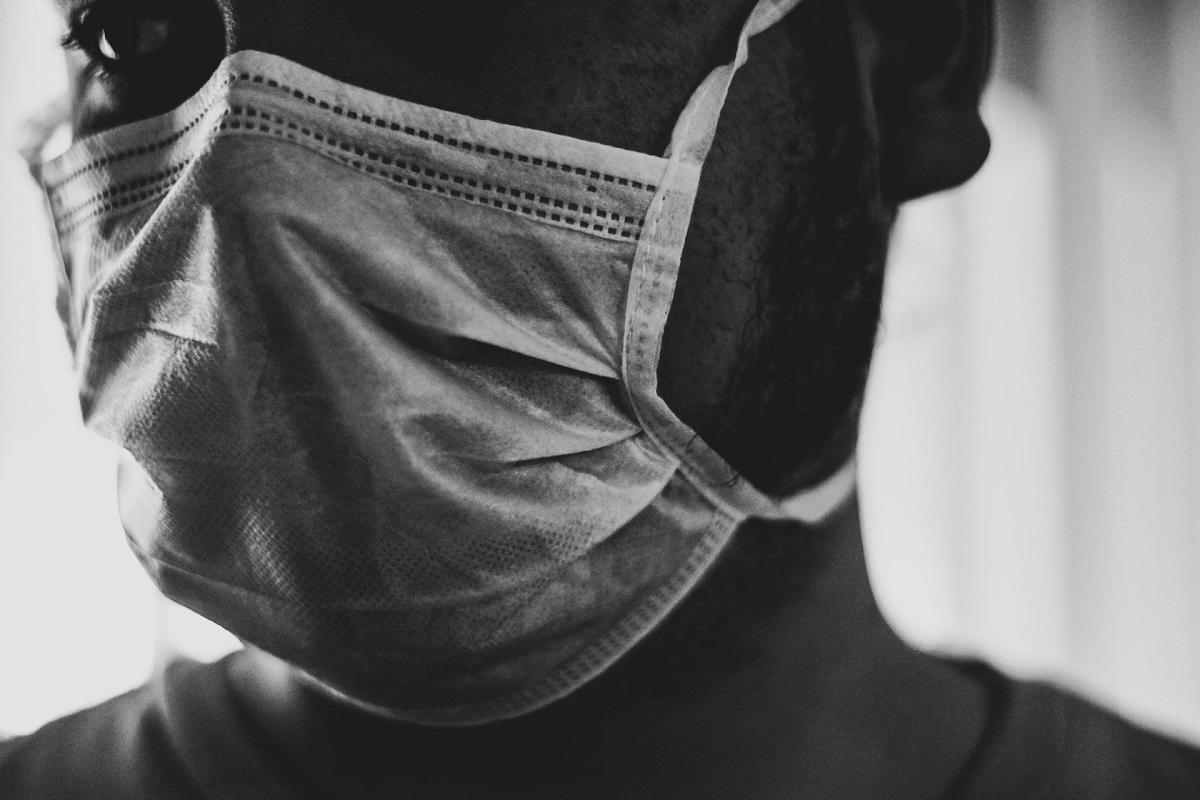 Homme noir portant un masque de protection