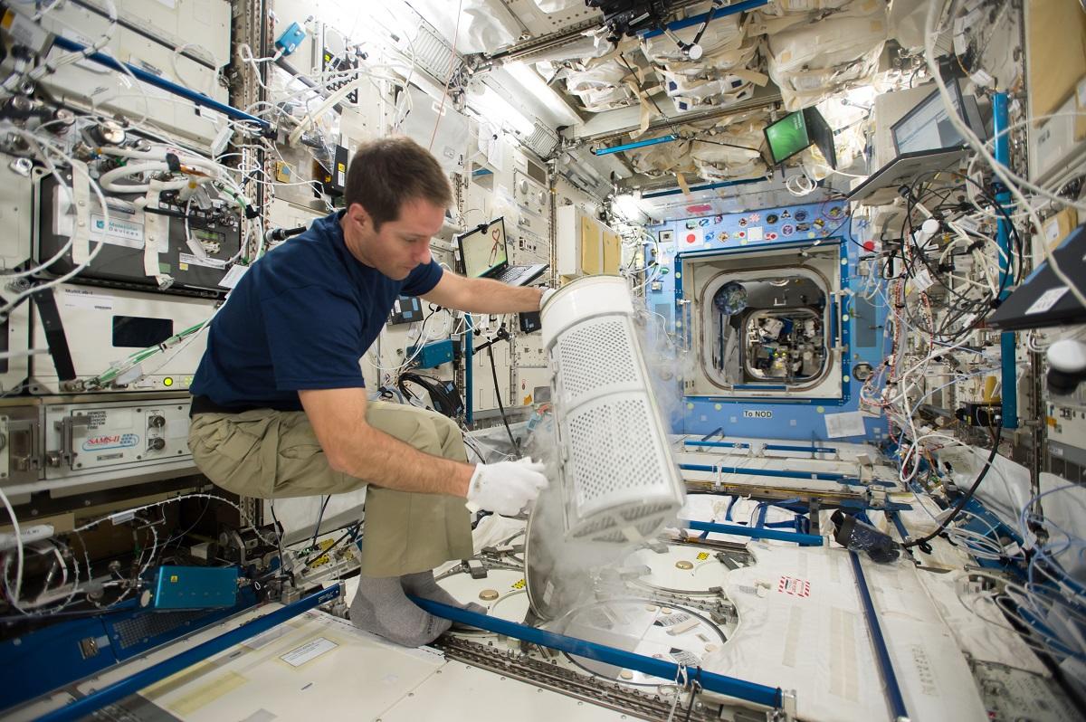 L'astronaute Thomas Pesquet insère des échantillons de sang pour MARROW dans le congélateur du laboratoire à moins 80 degrés à bord de l'ISS