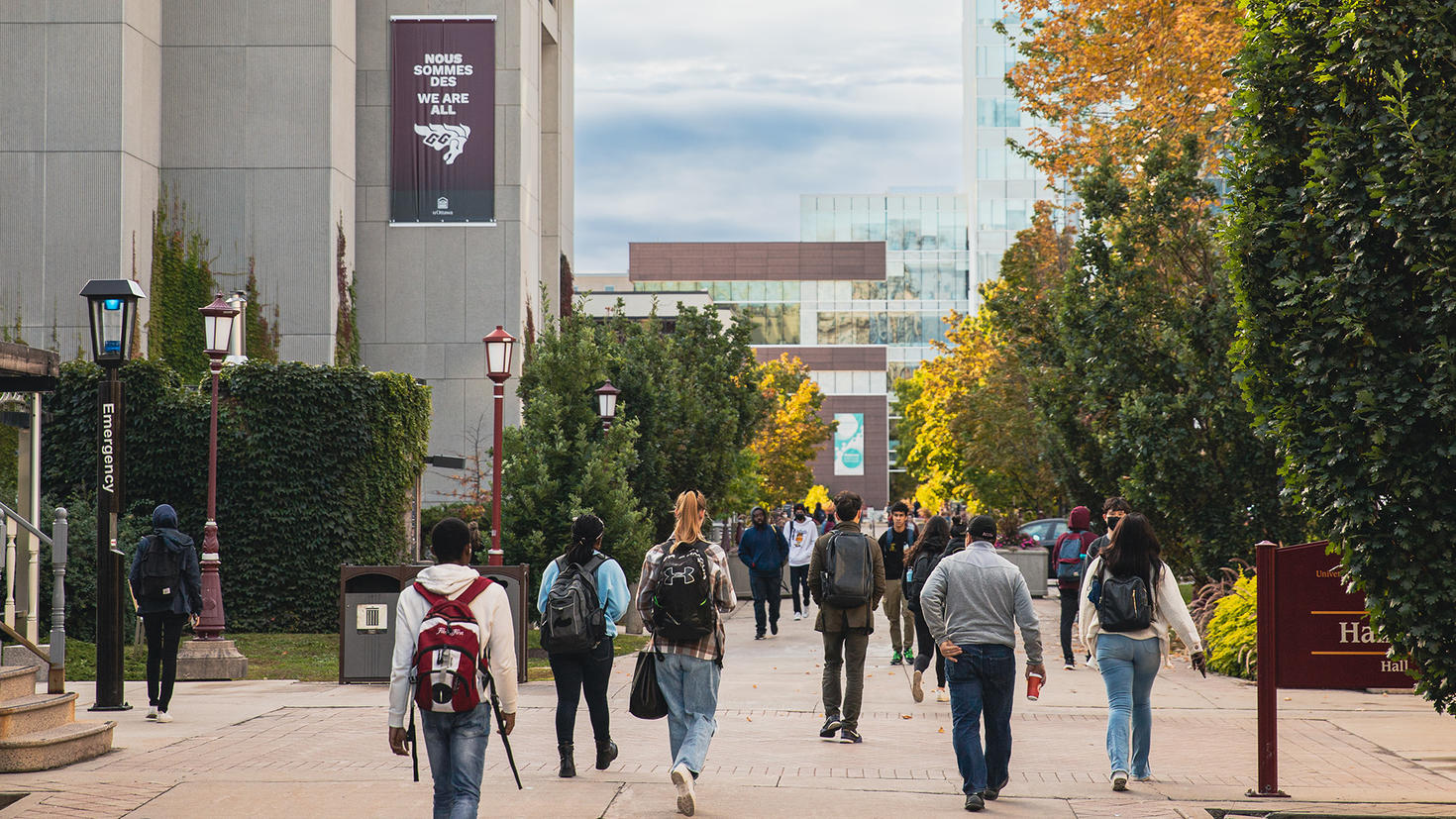 Marcheurs sur le campus.