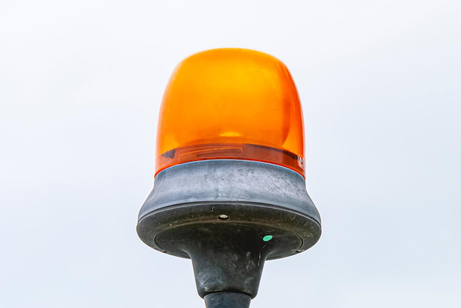 Feu d'avertissement orange au sommet d'un poteau