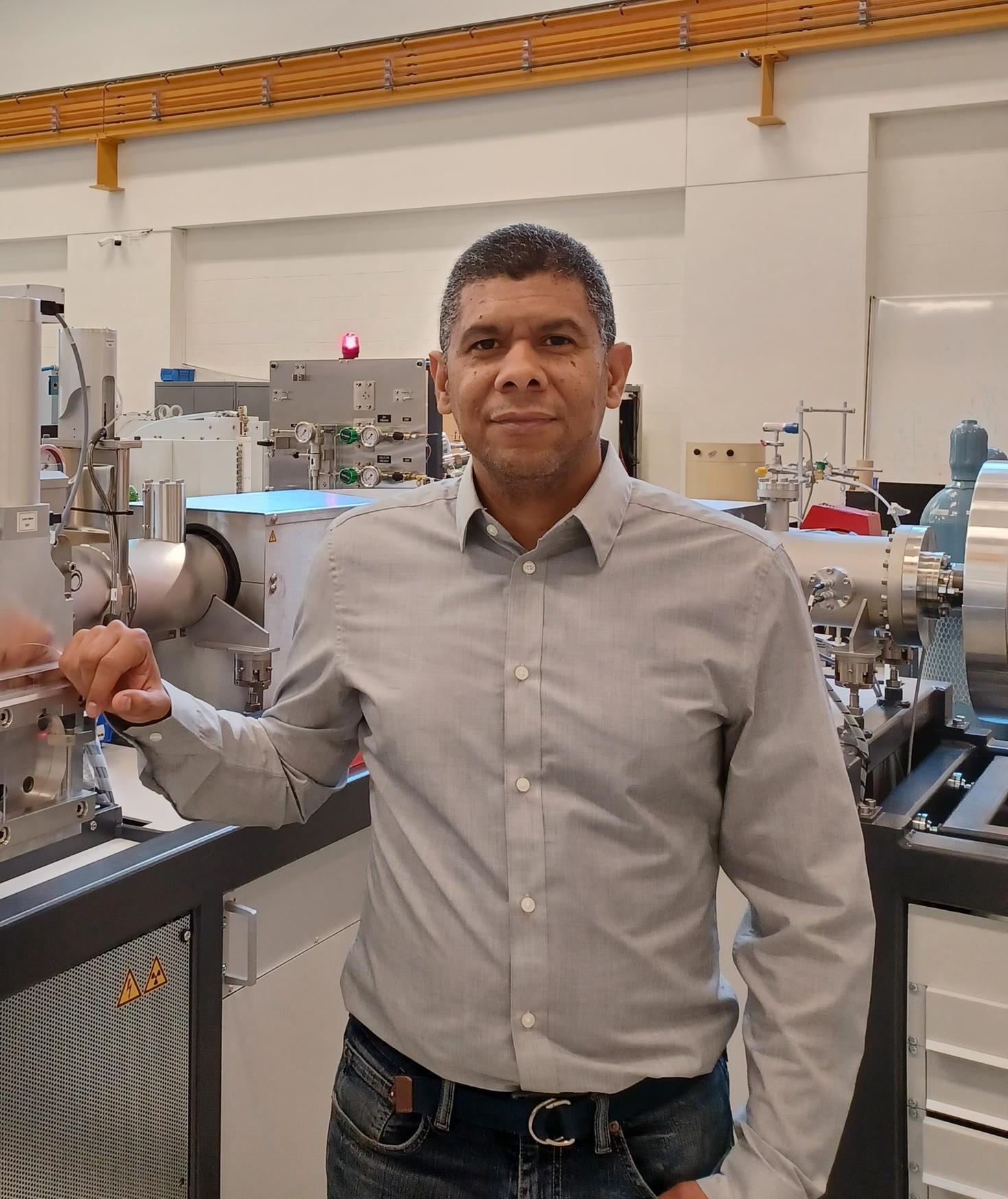 Gary Salazar devant une machine SMA
