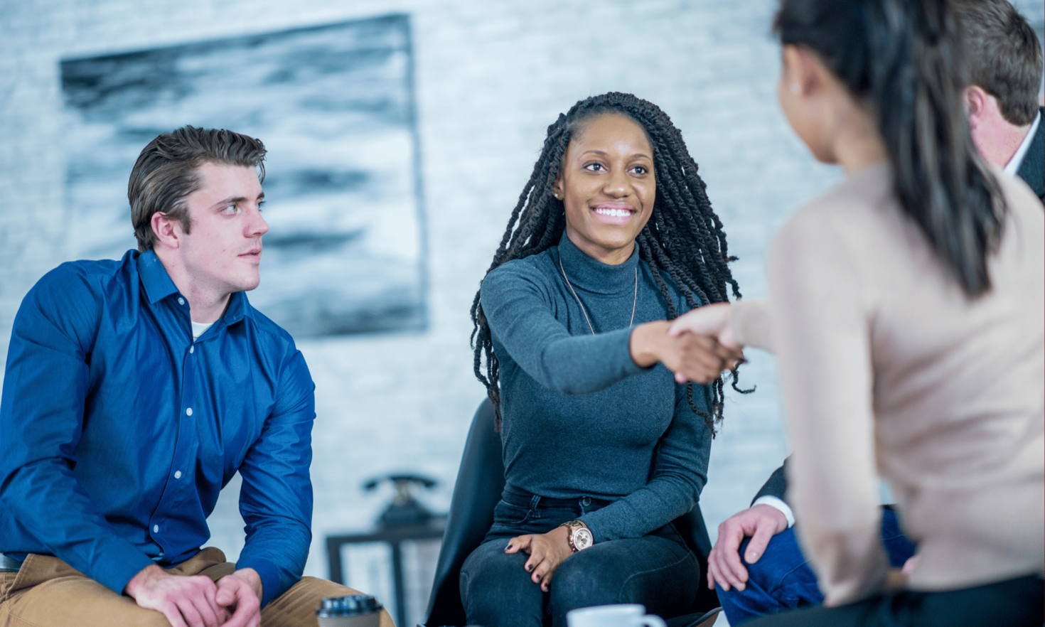 Personnes se serrant la main