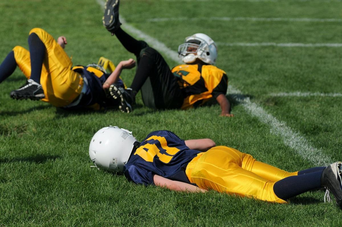 Joueur de football junior commotionné au sol