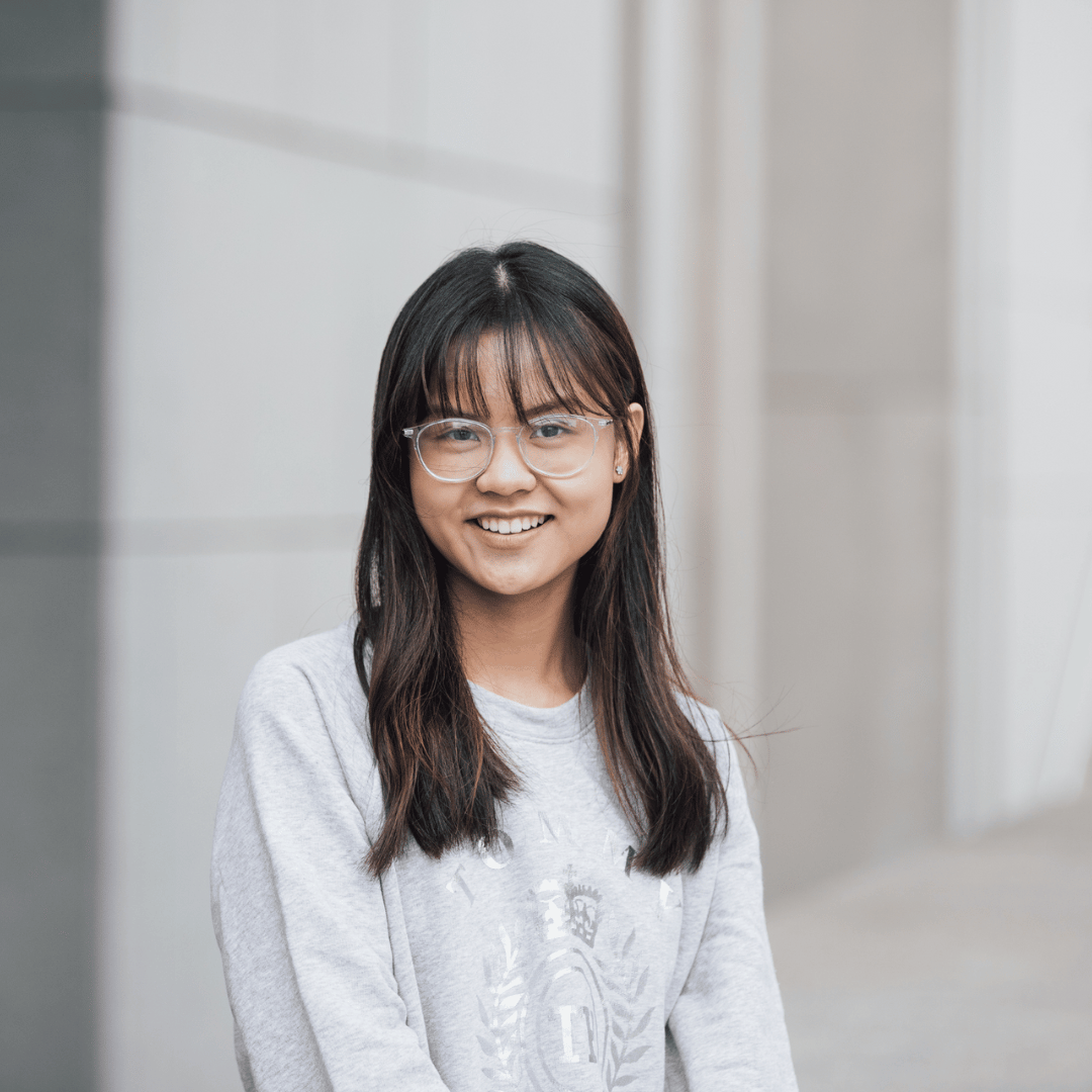 Une étudiante souriante