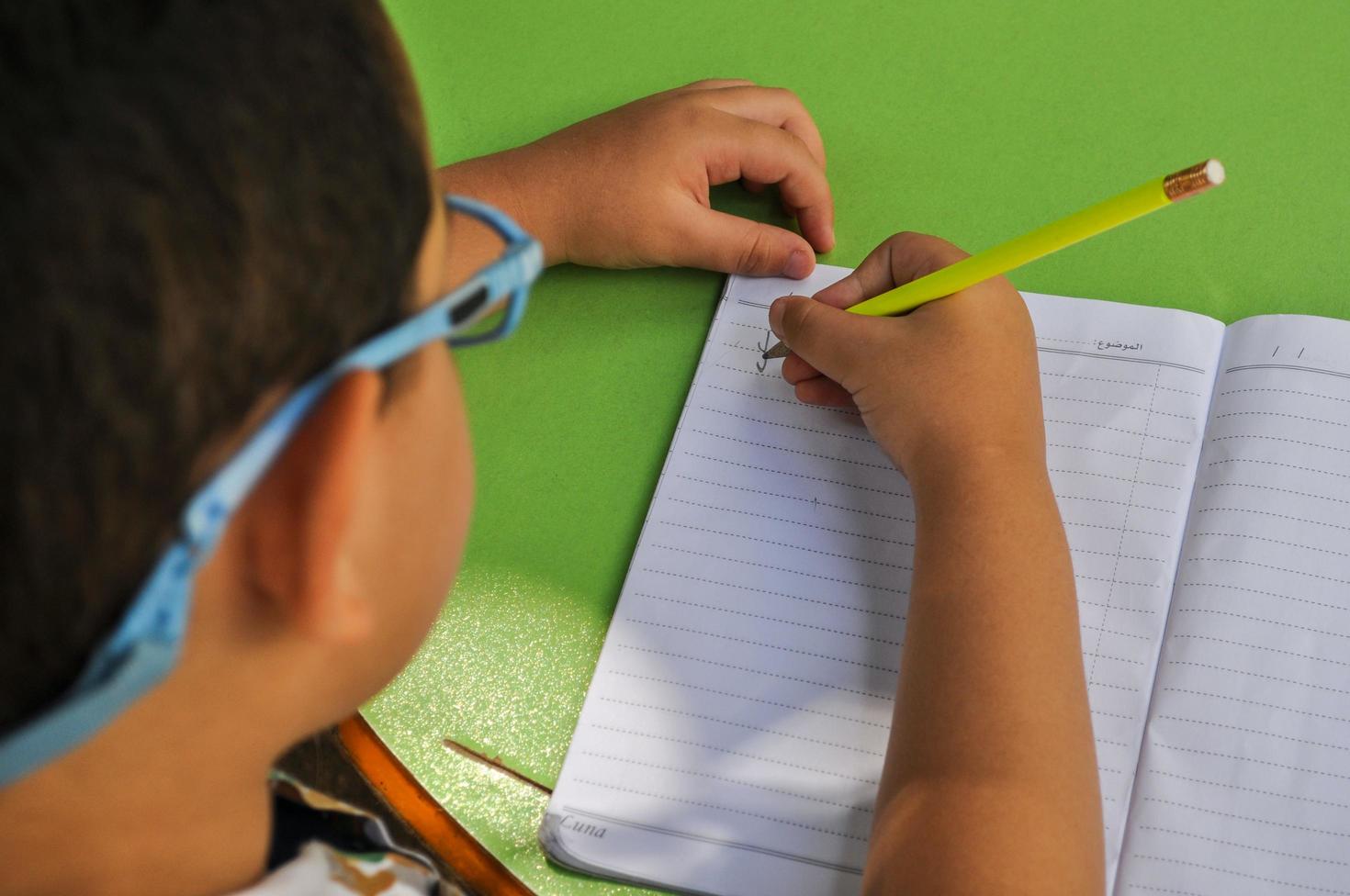 Enfant écrivant dans un cahier