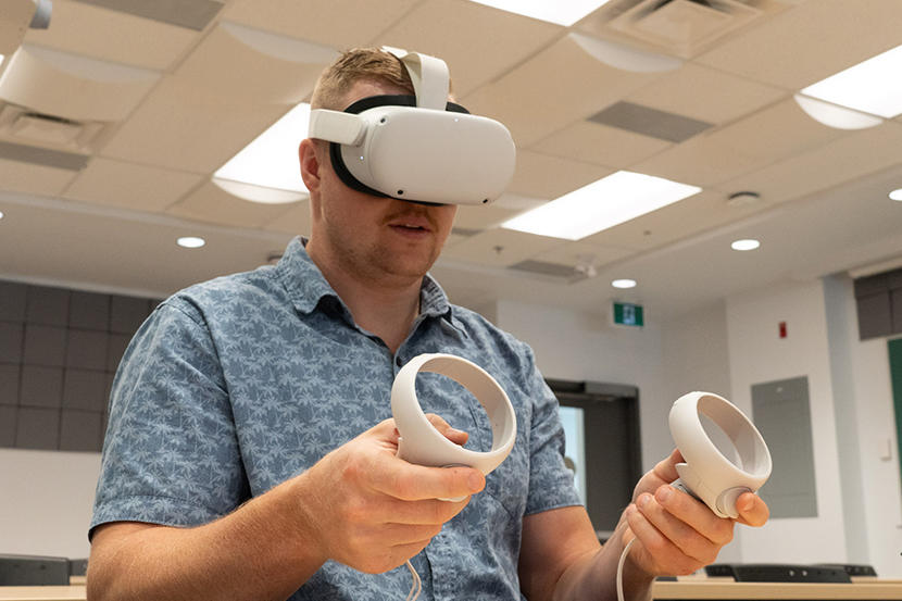 Une personne utilise des manettes tout en portant un casque de réalité virtuelle.