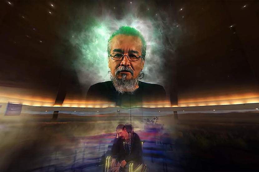 Un acteur jouant le rôle de Brian Sinclair est assis dans un fauteuil roulant, tandis qu'un membre de la famille, photographié ci-dessus, parle de l'expérience de Brian.