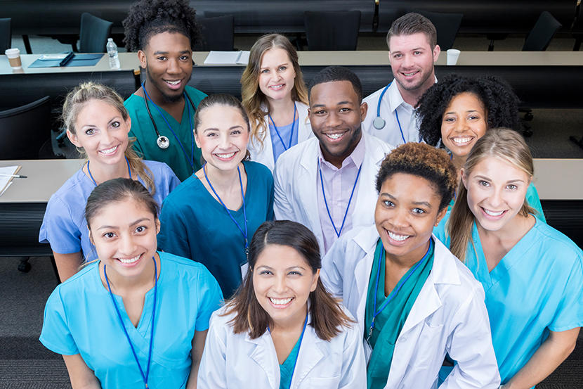 Un grand groupe d'étudiants en médecine souriants
