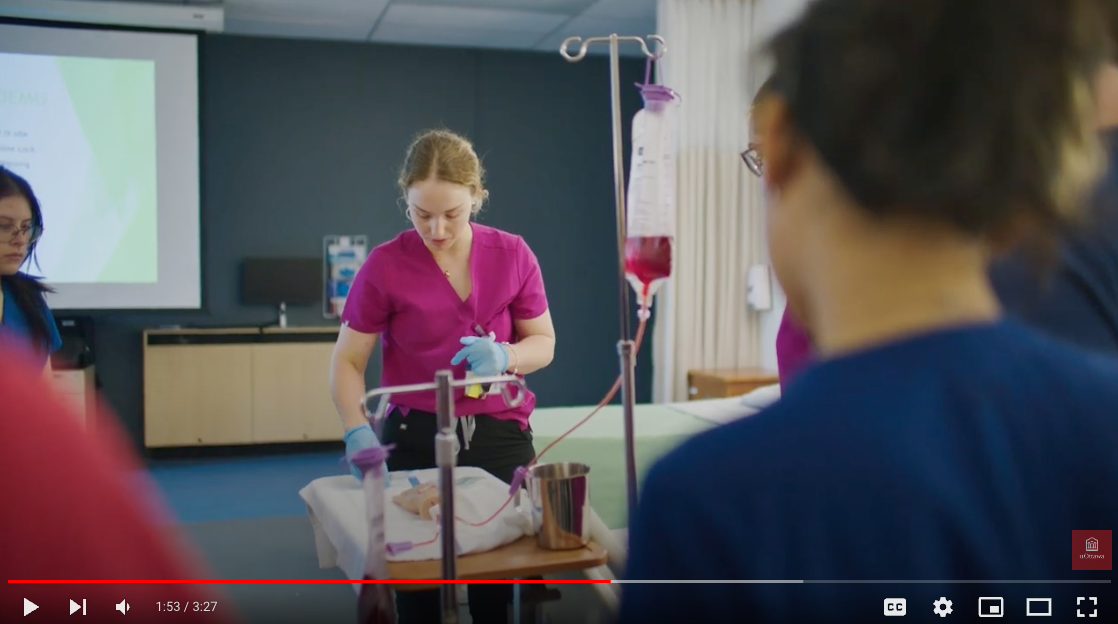 Étudiants en soins infirmiers dans une salle de classe du nouveau bâtiment de la Faculté des sciences de la santé.