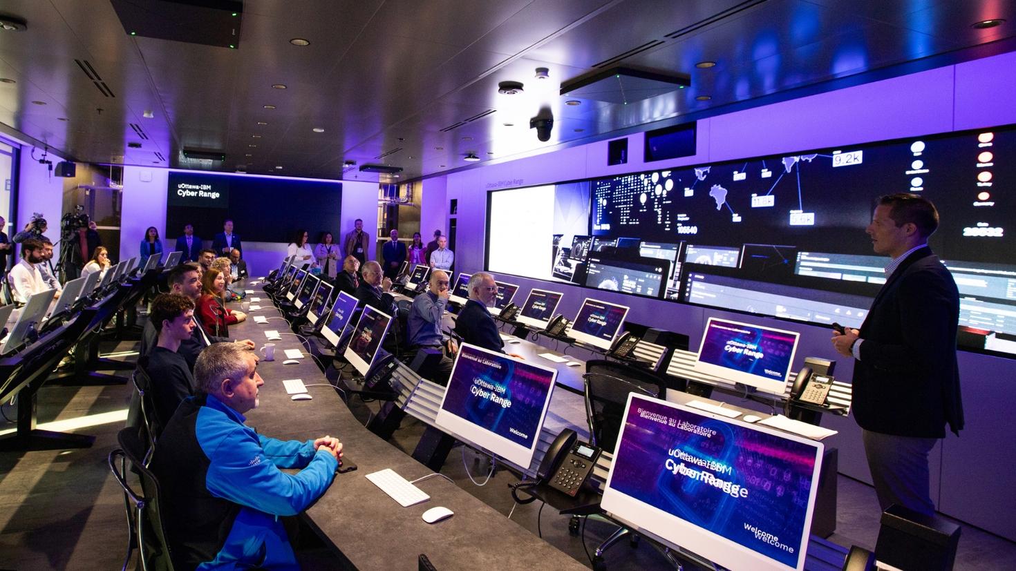 Groupe de personnes suivant une formation dans le Laboratoire uOttawa-IBM Cyber Range