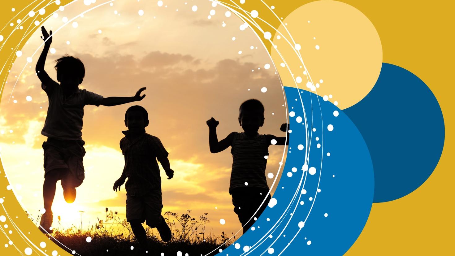Trois silhouettes d'enfants dans le soleil couchant