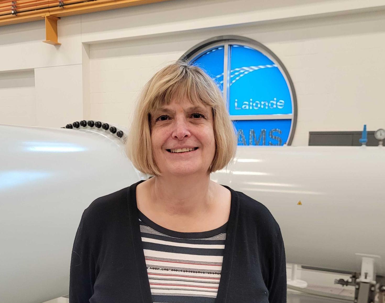 Christine Prior devant une machine SMA