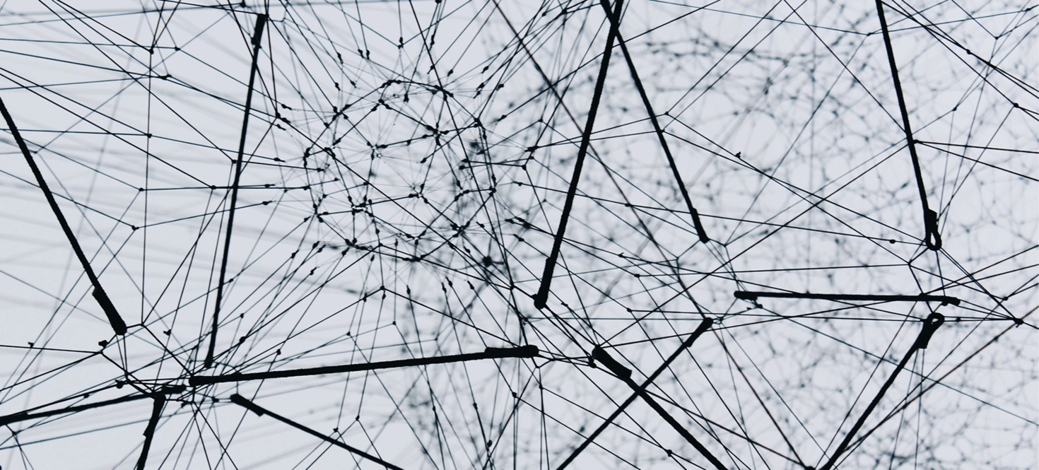 Photo en contre-plongée d'une structure métallique montrant une multitude de connexions.
