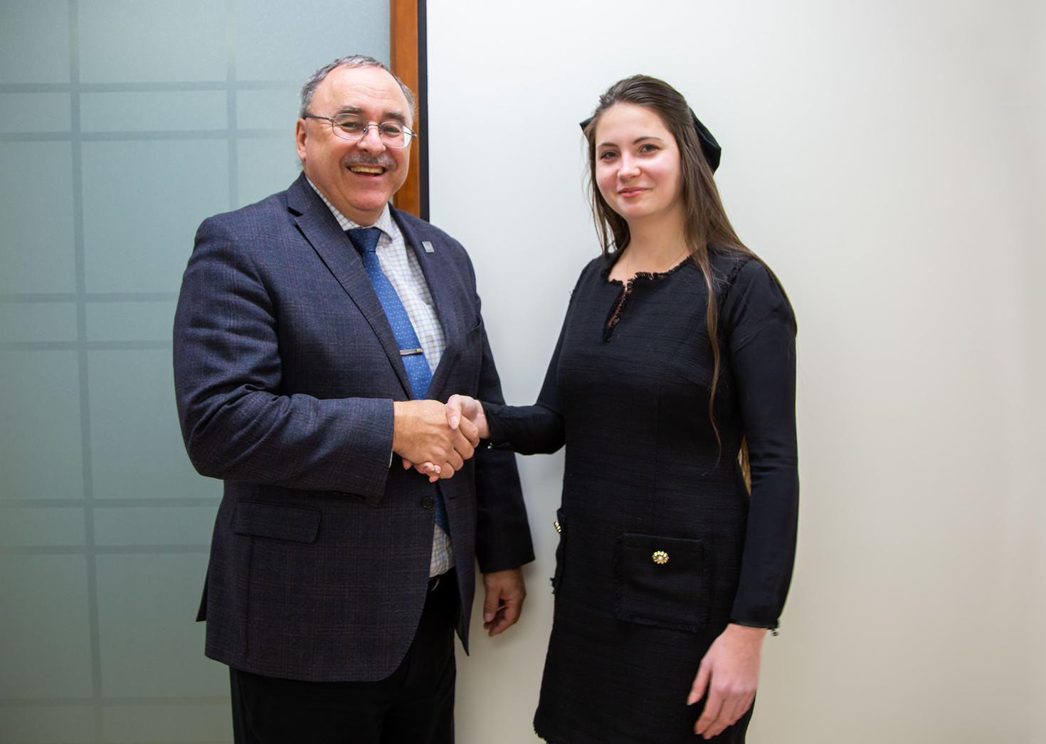 Sylvain Charbonneau, vice-recteur, recherche et innovation, félicite Anna Mikhailov.