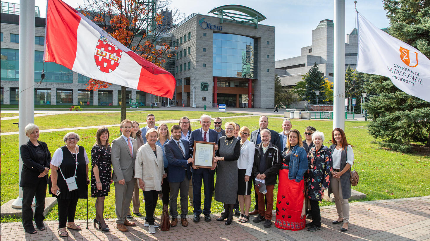 La cérémonie pour la Journée du patrimoine du Collège de Bytown en l’honneur du 175e anniversaire de l’Université d’Ottawa et l'Université Saint-Paul.
