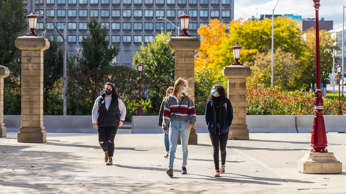 Des étudiants marchent sur le campus.