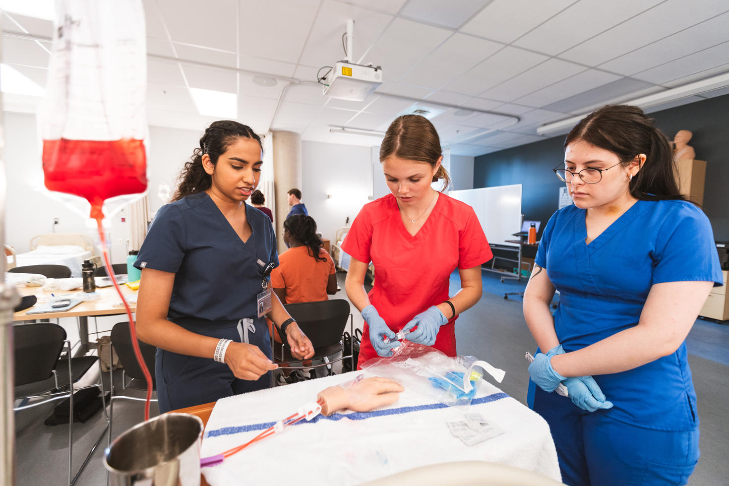 Deux étudiantes dans un laboratoire simulant une salle d'urgence.