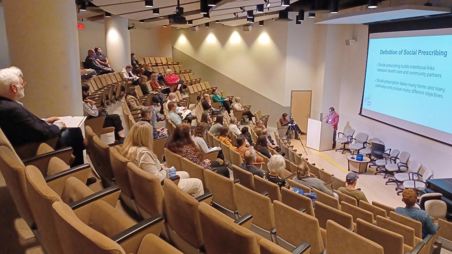 Gilles Comeau donne une conférence à la conférence de l'IRMS