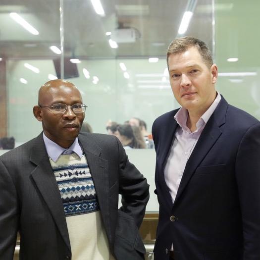 les professeurs Jeremy de Beer et Chidi Oguamanam