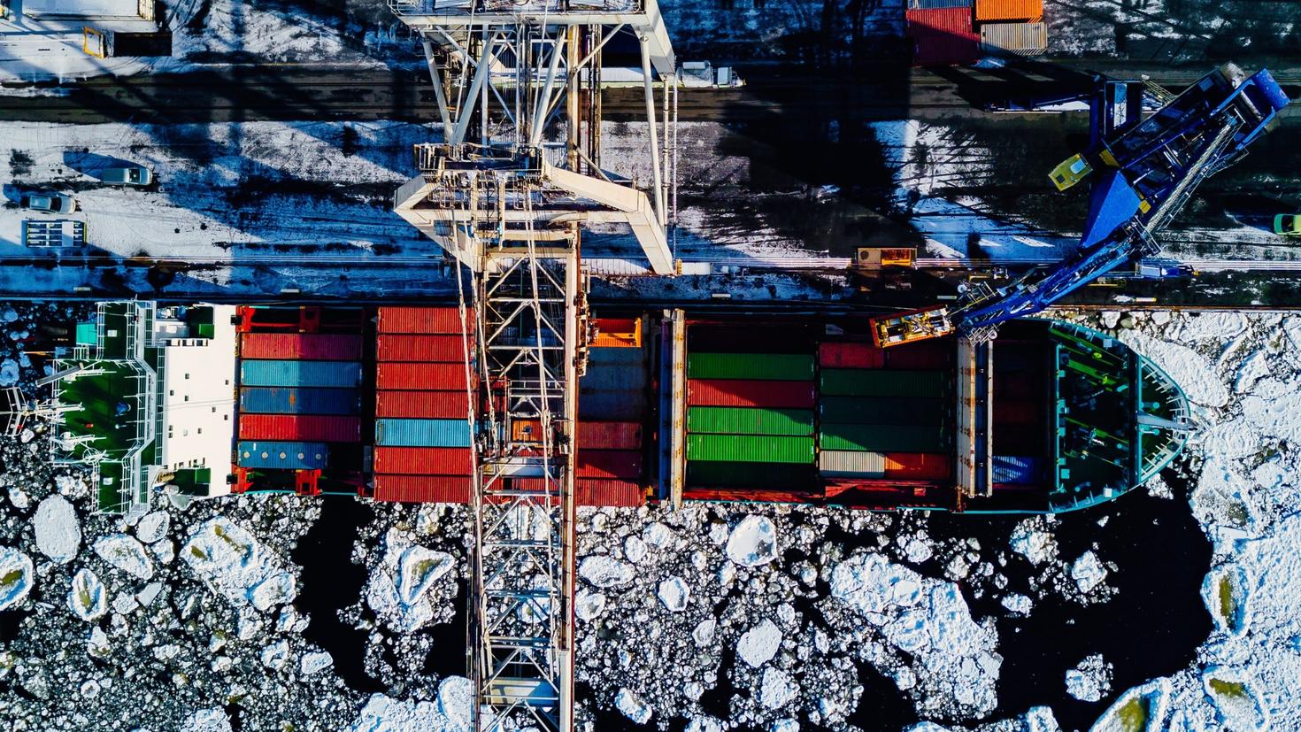 Un navire de marchandises dans les eaux arctiques.