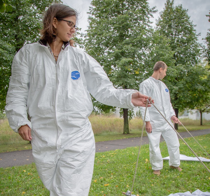 Manisha Kulkarni et Roman McKay pratiquant le tirage de tiques