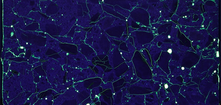 Fractures dans le béton causées par la réaction alcali-granulat (RAG)