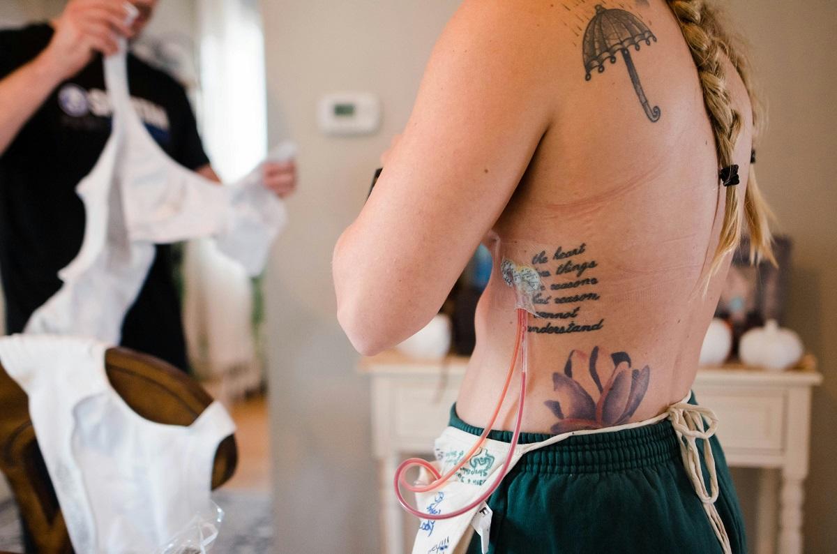 Femme tatouée essayant un soutien-gorge