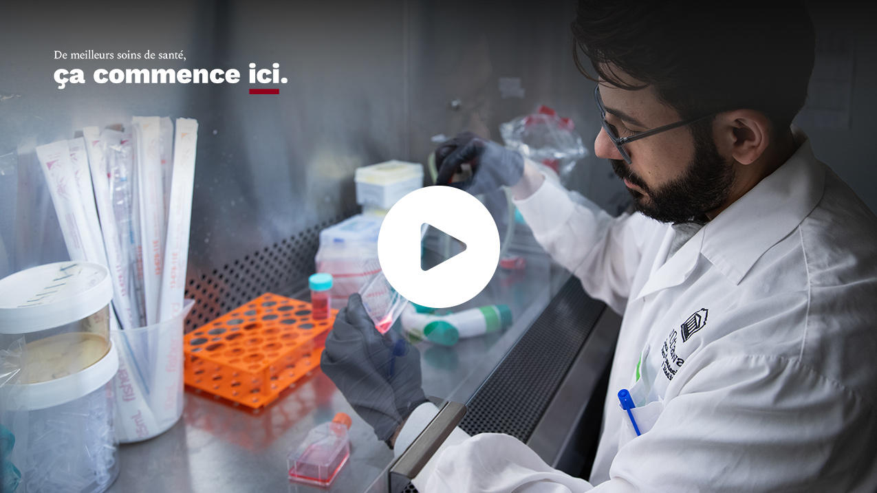 Homme dans un laboratoire avec des échantillons et le texte De meilleurs soins de santé ça commence ici, avec une icône pour jouer un vidéo