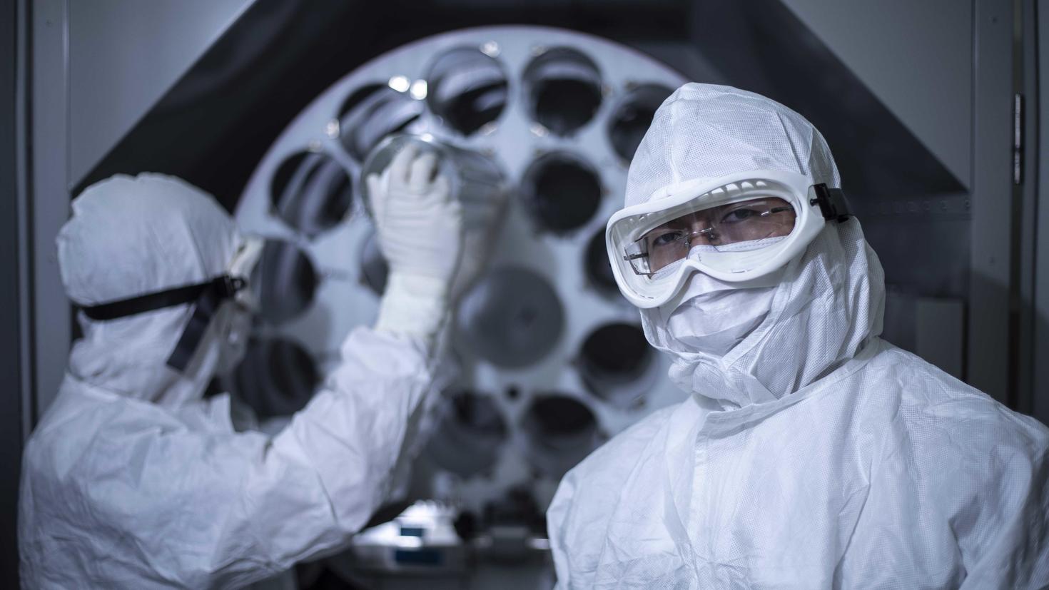 Deux chercheurs dans le Centre de fabrication de produits biothérapeutiques.
