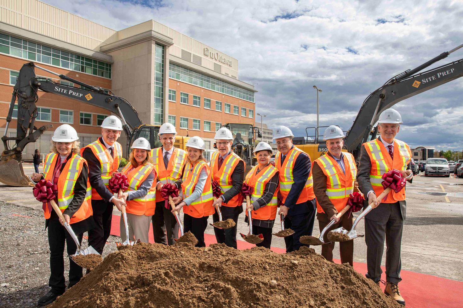 Groupe de personnes lors de l'événement de pelletée de terre le 9 mai 2024