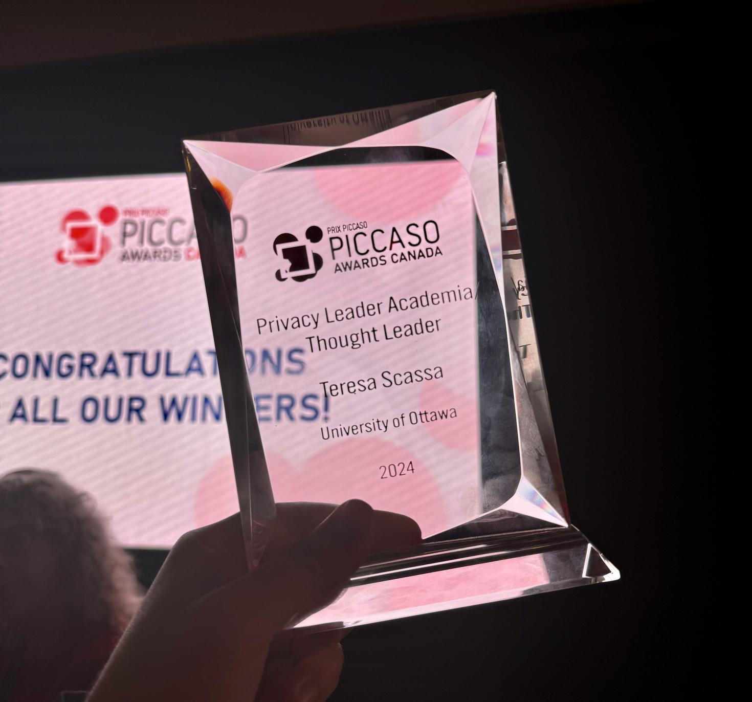 Un trophée en verre gravé du logo des PICCASO Awards Canada