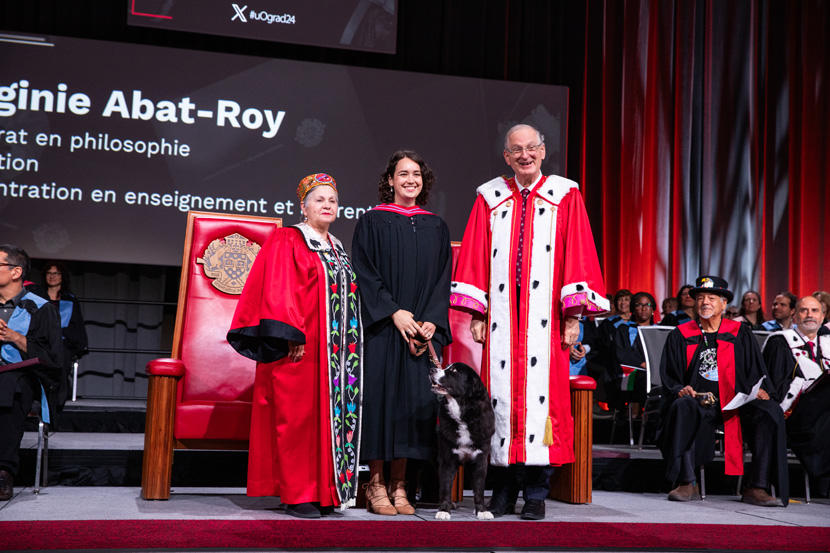 Virginie Abat-Roy avec son chien d'assistance lors de la collation des grades.