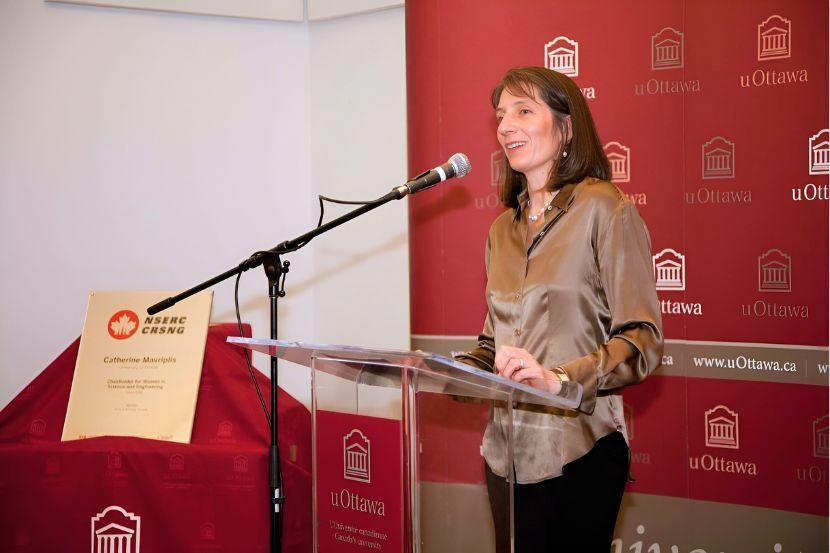 La professeure Mavriplis s'exprimant lors de l'événement marquant le lancement de son mandat en tant que titulaire de la chaire du CRSNG pour les femmes en sciences et en ingénierie.