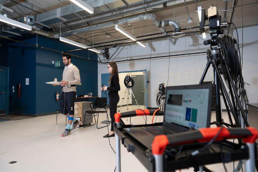 L’étudiant Shahab Jami (à gauche) et l’étudiante Elise MacDonald (à droite) testant la semelle intelligente dans le laboratoire de mobilité et performance motrice.