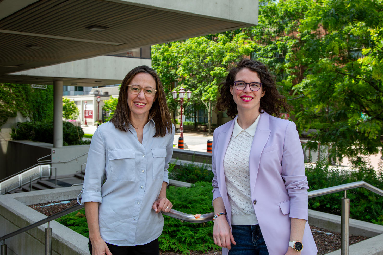 Kerri-Anne Mullen de la Faculté de médecine à gauche. Dr. Elizabeth Dubois de la Faculté des Arts à droite.