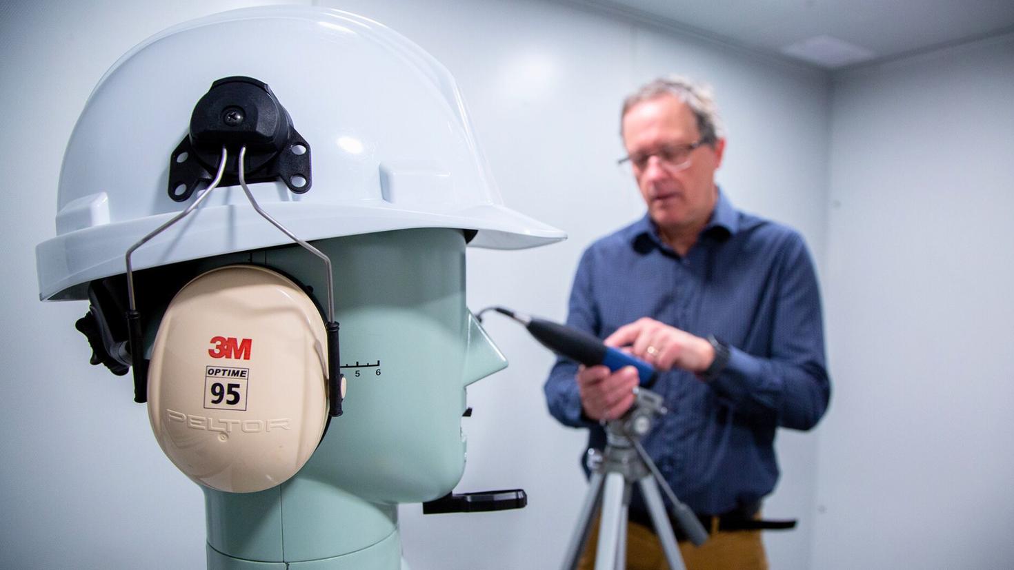 Le professeur Giguère teste des protecteurs auditifs en laboratoire.