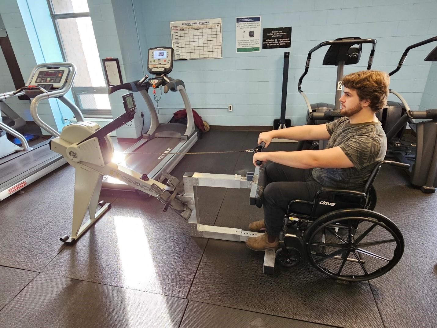 Un étudiant montre comment fonctionne le prototype – Photo : Université d’Ottawa
