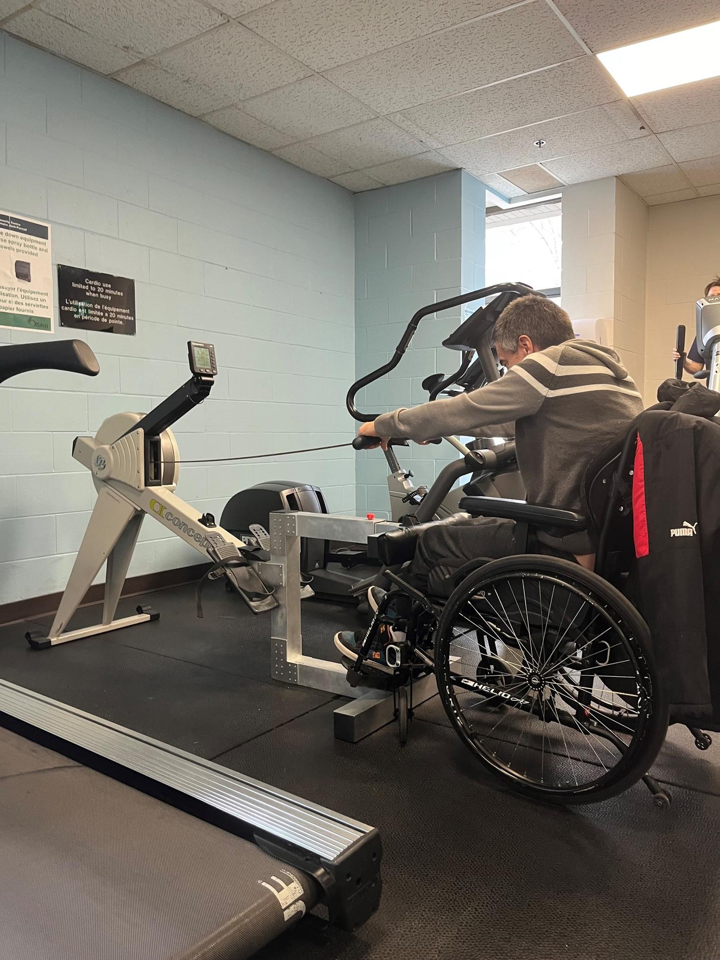 Une équipe étudiante en génie à l’Université d’Ottawa rend accessible aux fauteuils roulants de l’équipement de conditionnement physique