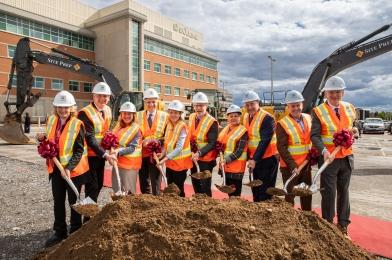 Groupe de personnes lors de l'événement de pelletée de terre le 9 mai 2024