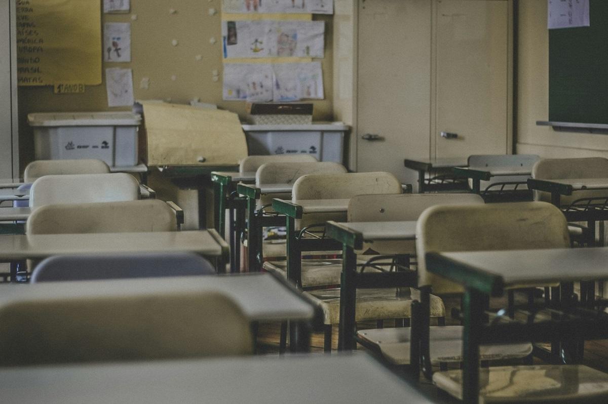 Bureaux d'élèves dans une salle de classe vide