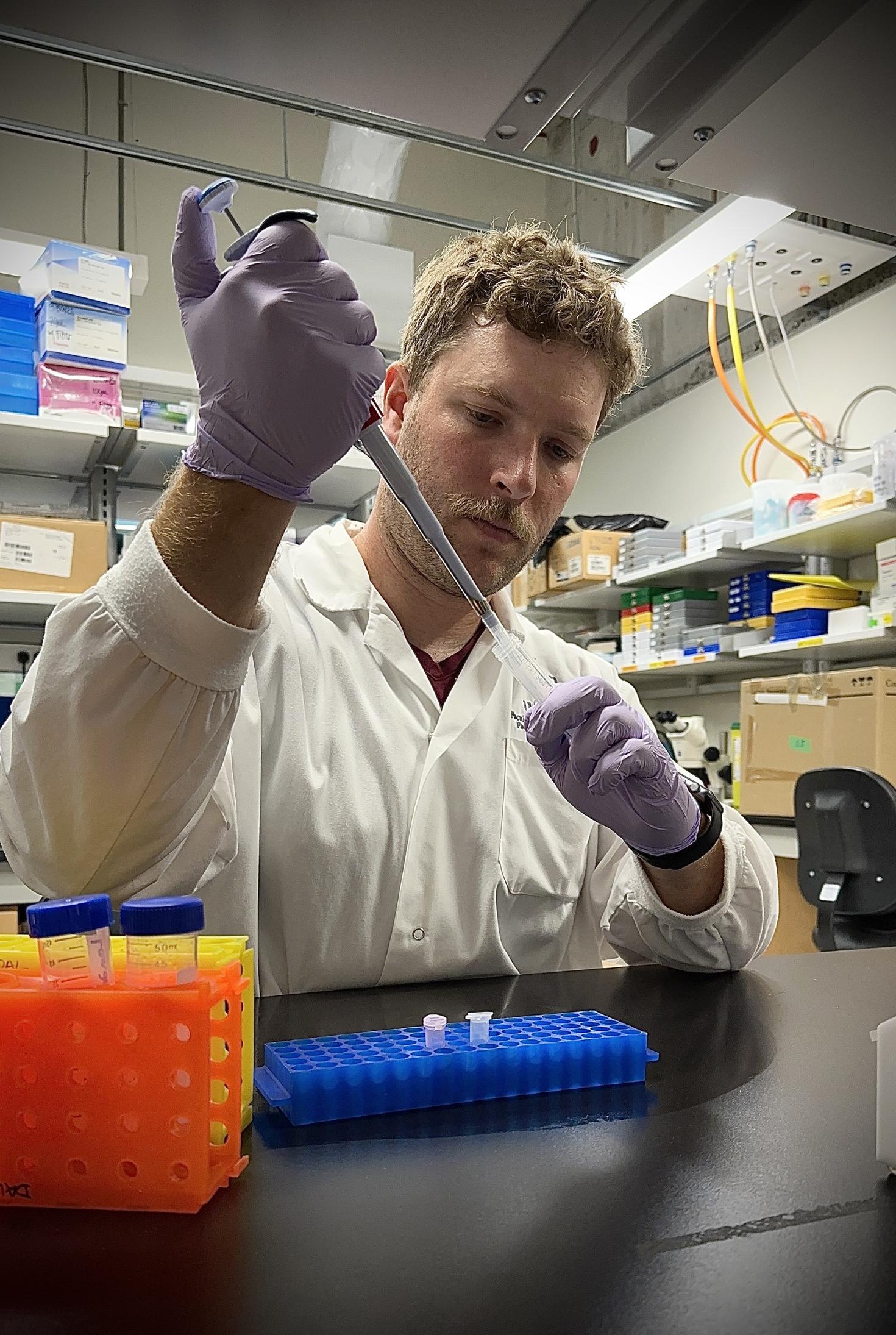 Professeur David Landry qui fait des expérimentations dans un laboratoire
