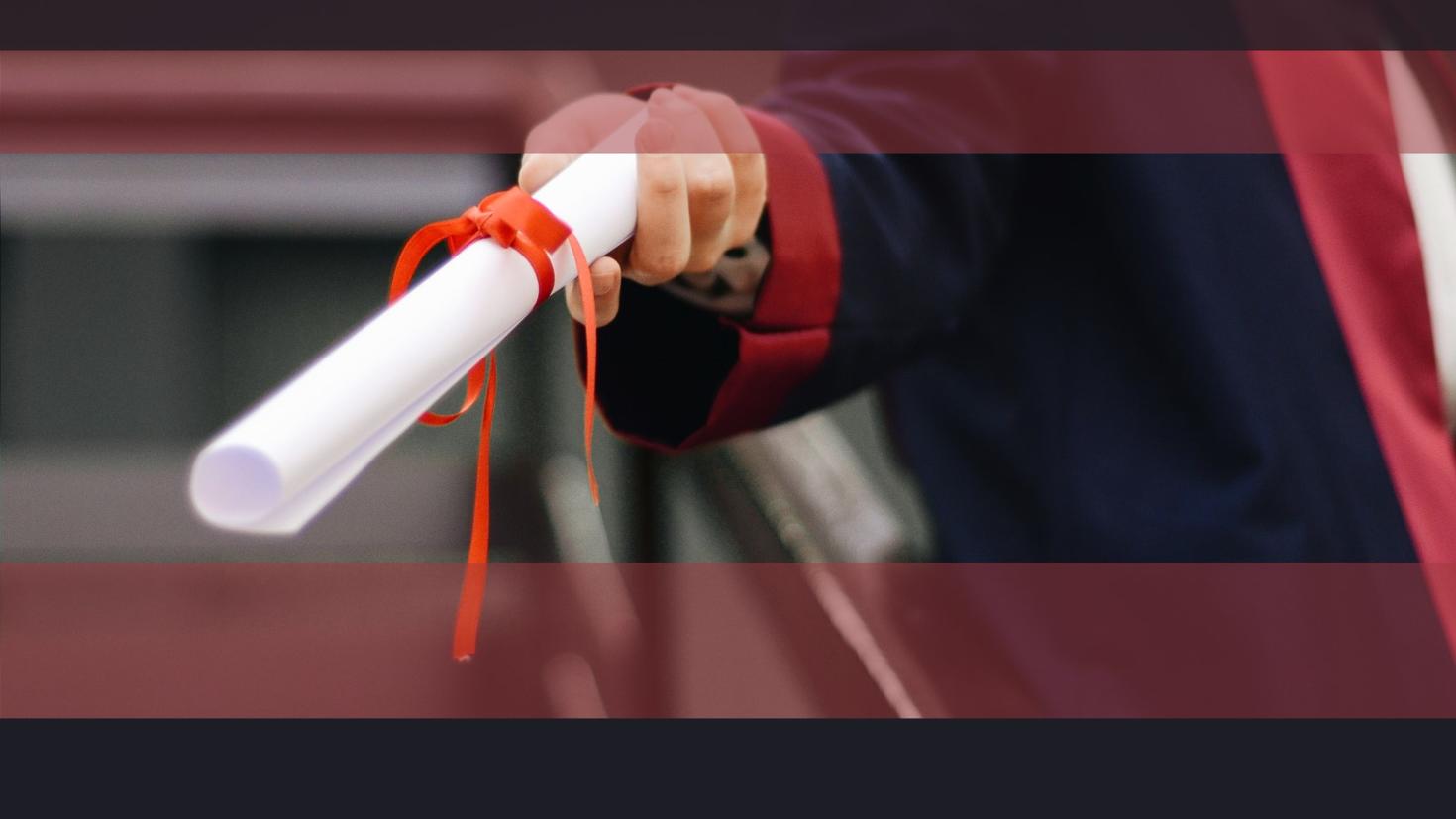 Main qui donne un diplôme.