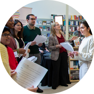 Anna Zumbansen dirige le chant d'une chorale