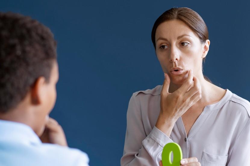 un garçon avoir la session d’orthophonie