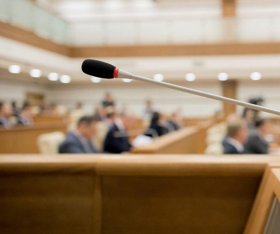 Microphone dans une salle de session gouvernementale.