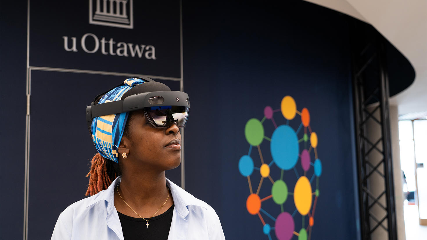 Chercheuse dans l'espace INNOVA de l'Université d'Ottawa portant des lunettes de RV