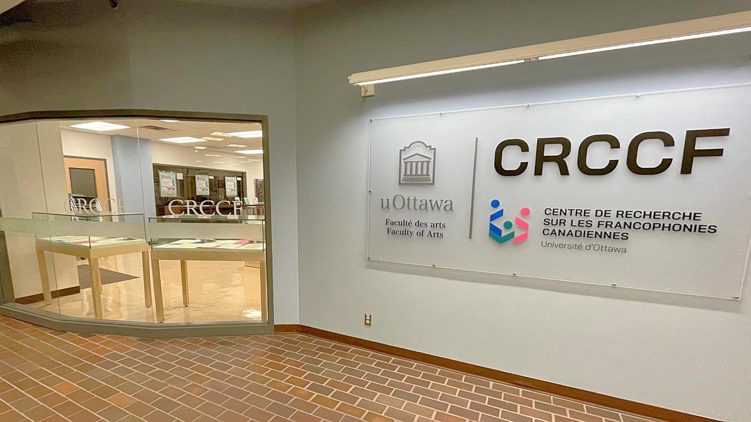 Mur d'entrée (bleu gris) du CRCCF avec logo.