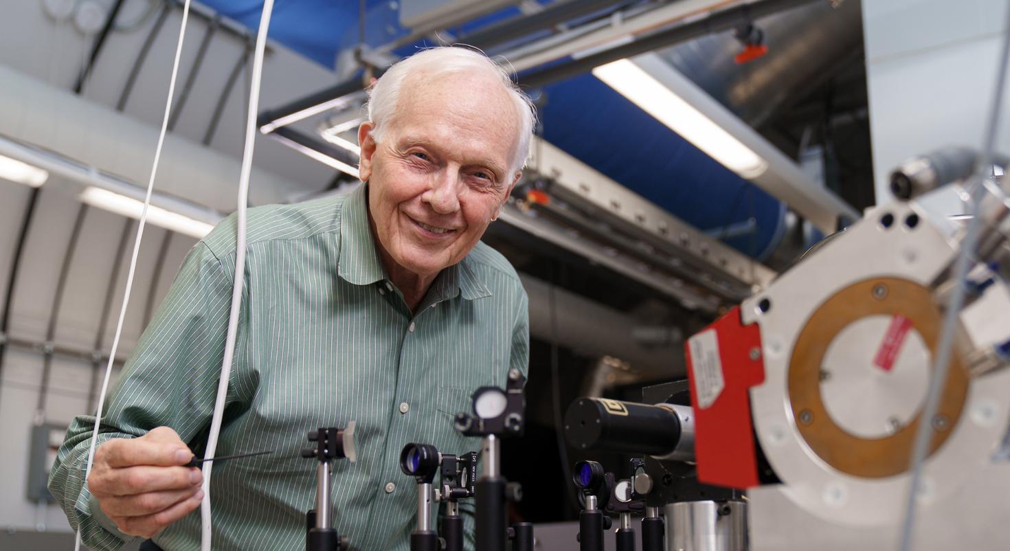 Paul Corkum dans le Laboratoire conjoint des sciences attosecondes.